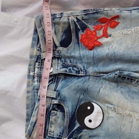 Almost Famous- Light WASH Distressed Jeans Patches Edgy Funky Sz.3 - Picture 5 of 8